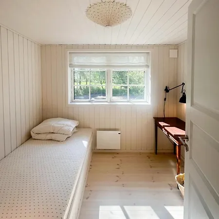 Lovely Summerhouse Surrounded By The Forest Nyaraló