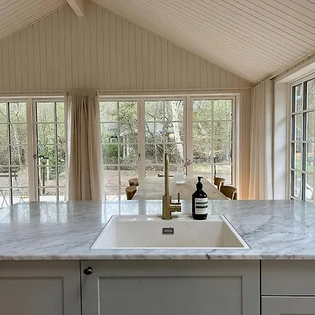 펜션 Lovely Summerhouse Surrounded By The Forest *